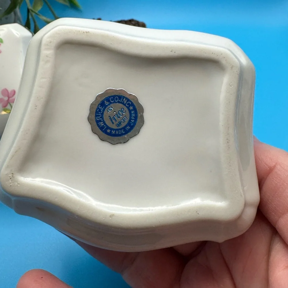 Irice porcelain lidded trinket box. Off-white w/pink &green flowers, gold rim. - Picture 3 of 12